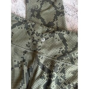Lululemon Women's Size 4 Black Green Snake Animal Print Leggings Pant 23" Crop